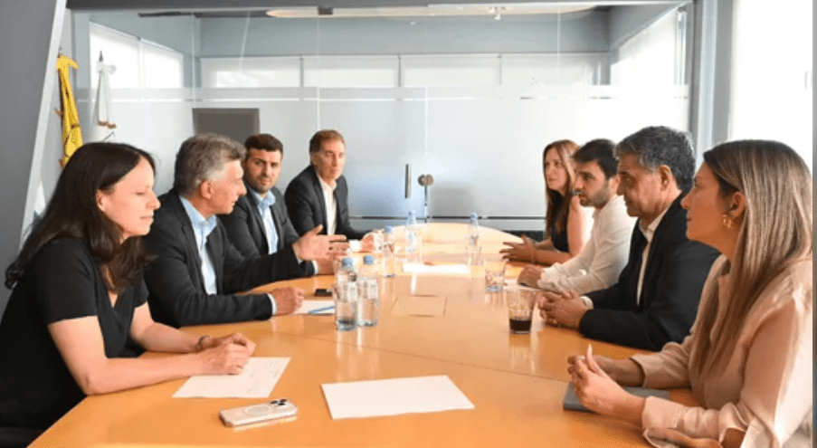 Macri y equipo